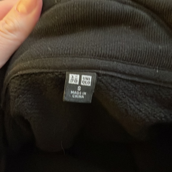 Uniqlo Hoodie with Oversized Pockets and Zippered Hood - Picture 6 of 6